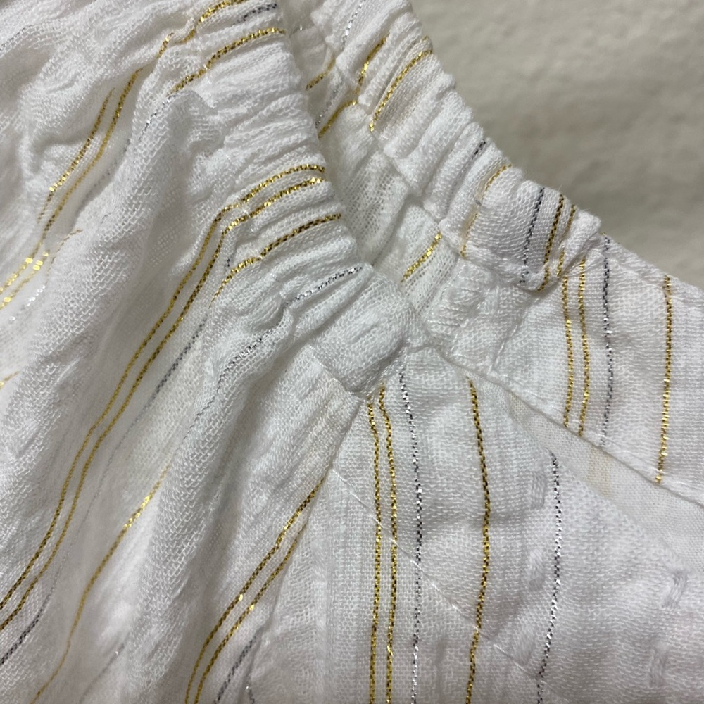 🎉HP🎉 EUC LOFT Petites white top with silver/gold metallic thread stripes size LP